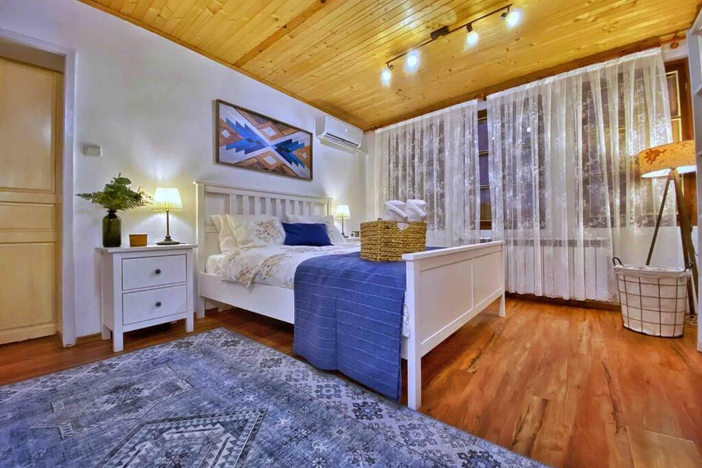 The Secret Lodge- New With Private Garage, Entire House Велико-Тирново Екстер'єр фото